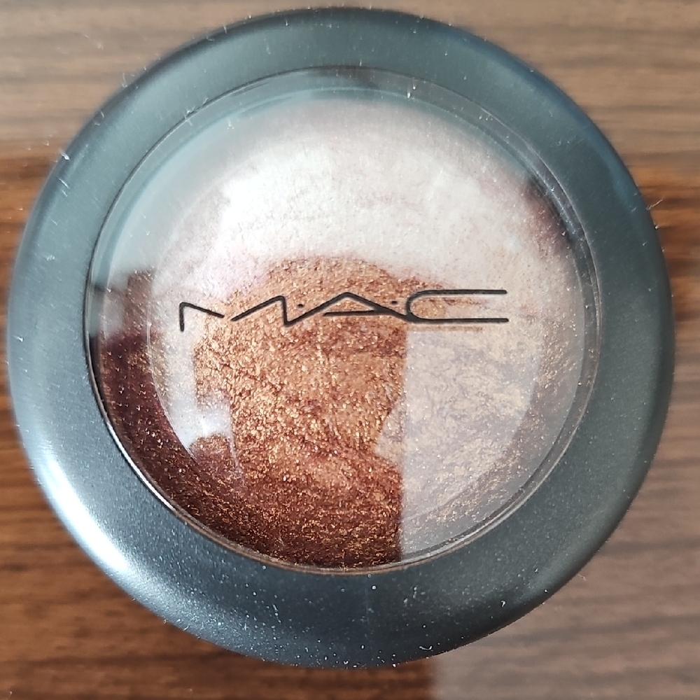 MAC Cosmetics Mineralize Duo Eyeshadow In "Engaging"